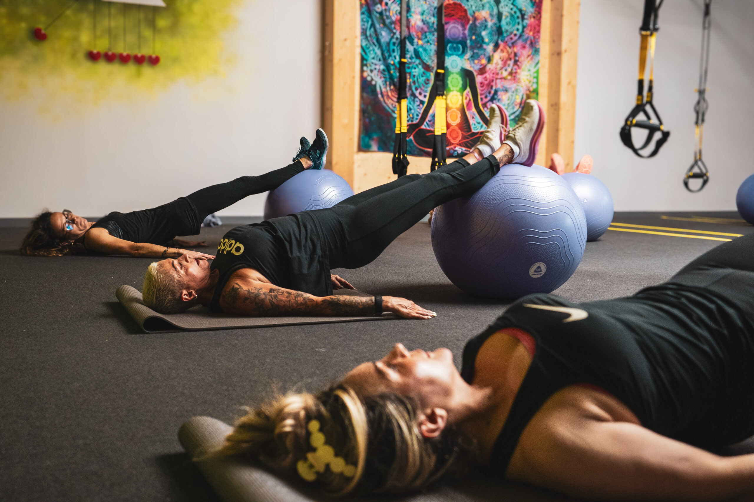 Séance d'assouplissement collective à Olympe Fitness accompagnée par un coach