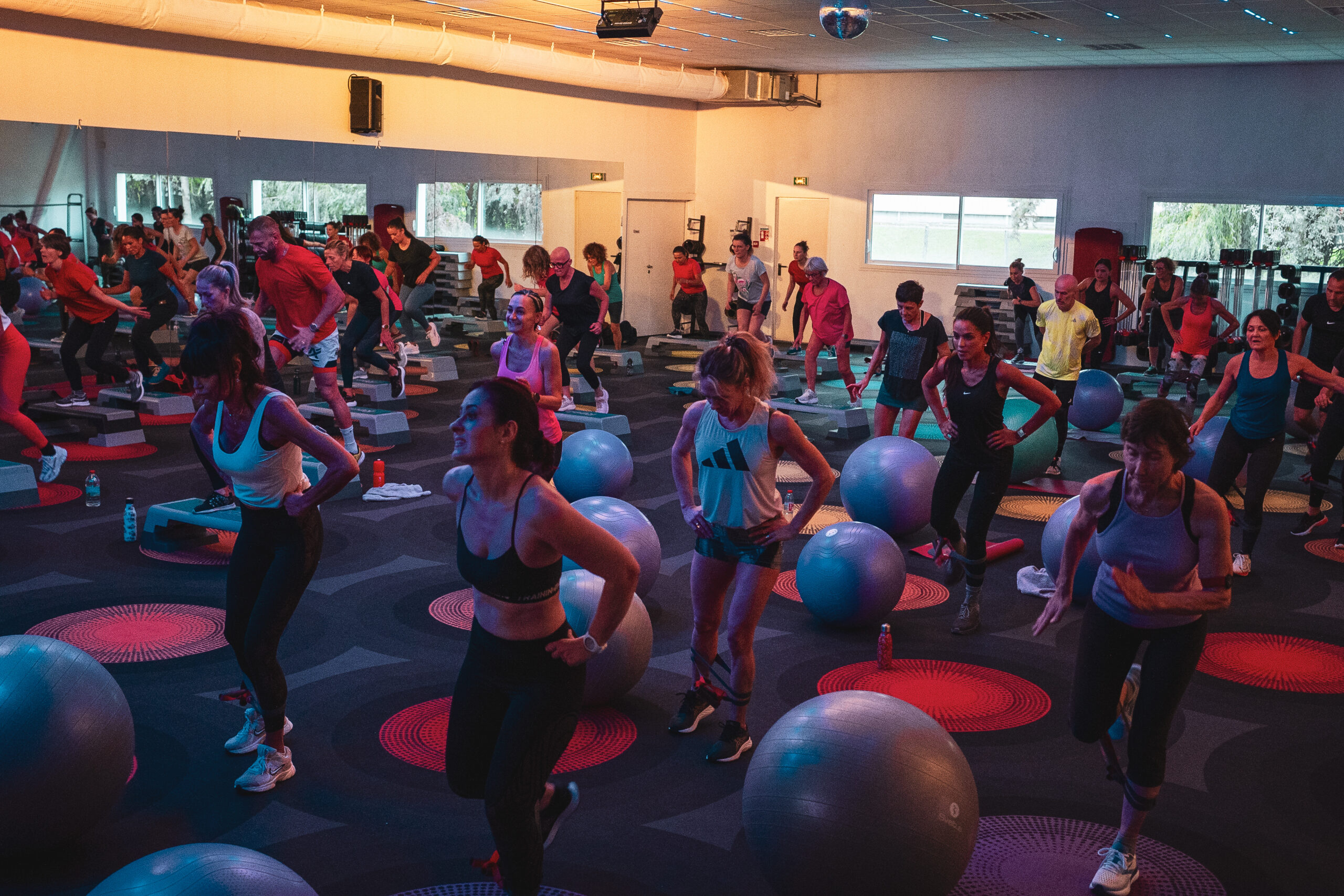 Cours de danse donnée par une coach à Olympe Fitness