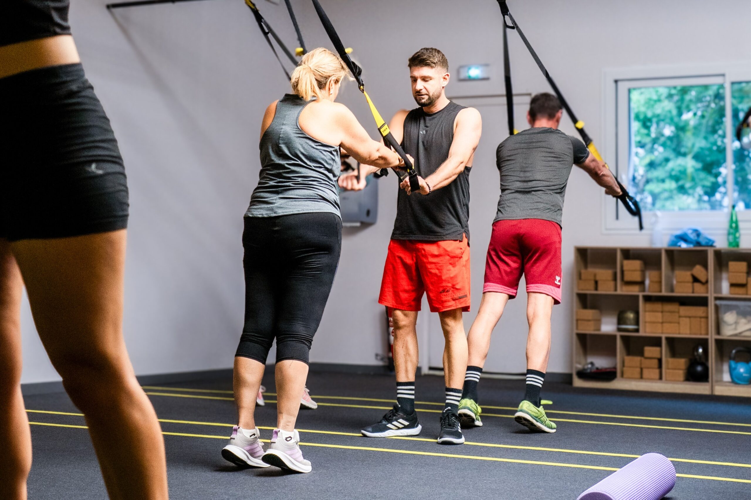 Séance d'assouplissement collective à Olympe Fitness accompagnée par un coach